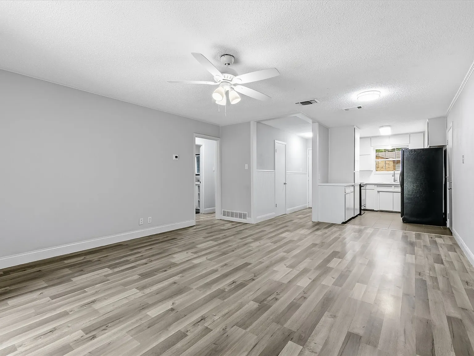 3 bed, 1042 sqft, $1,895 — Photo 2