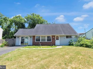 18 Plumbridge Dr, Levittown, PA 19056
