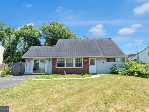 18 Plumbridge Dr, Levittown, PA 19056