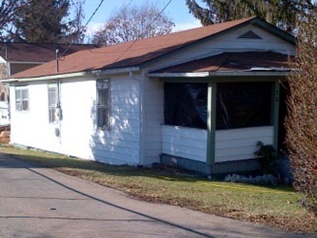 1st image of 208 Selden St