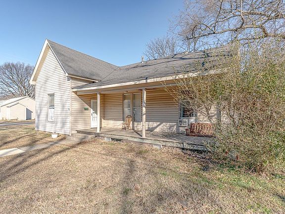 3rd image of 1020 W Jefferson Ave