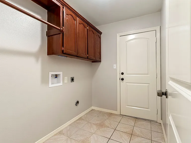 610 Violet Ln — Photo 17