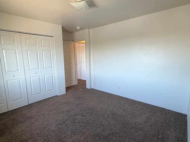 1049 W Lookingglass Rd — Photo 5