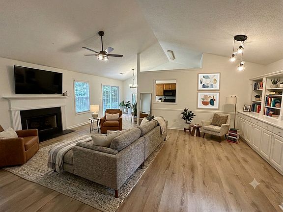 VIRTUALLY STAGED
Vaulted living room with ceiling fan and built in bookshelf