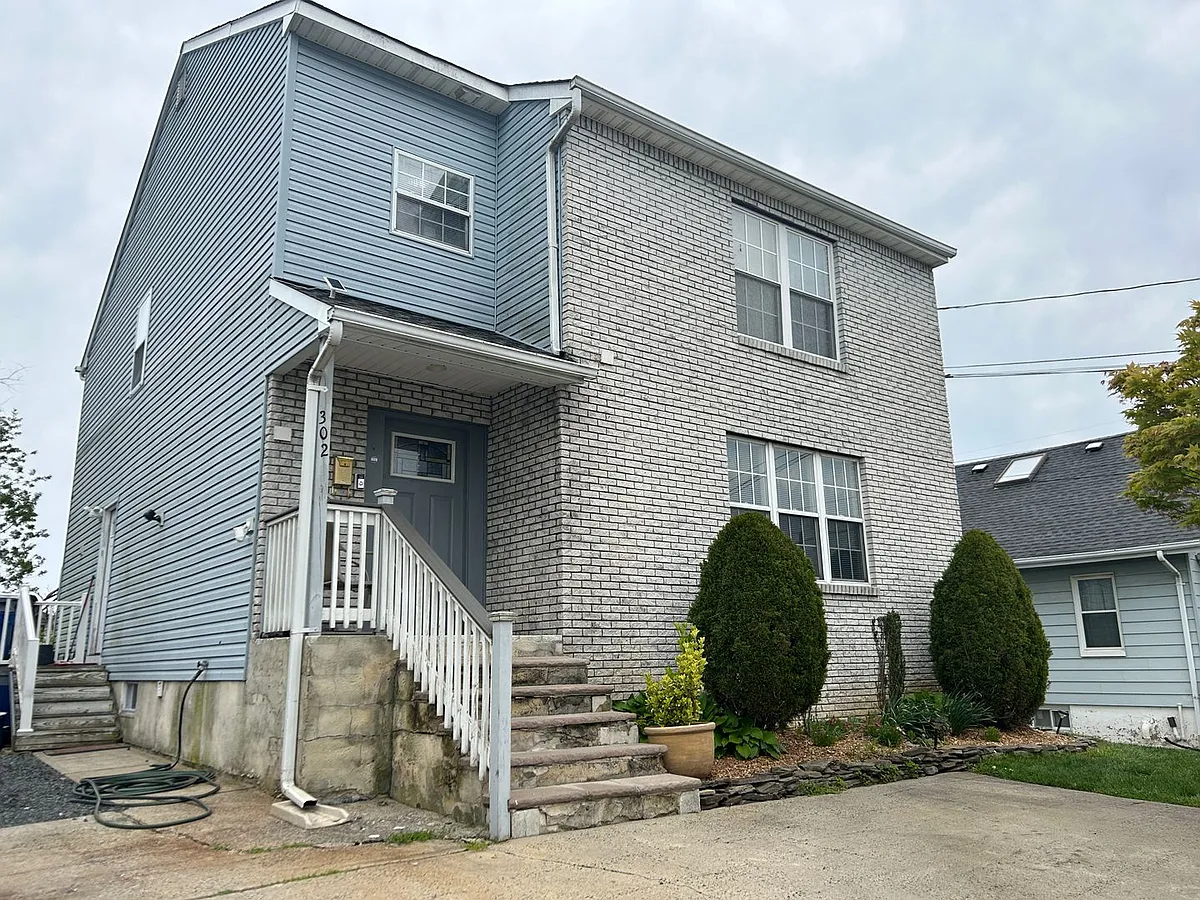 Building Photo - 302 Atkins Ave