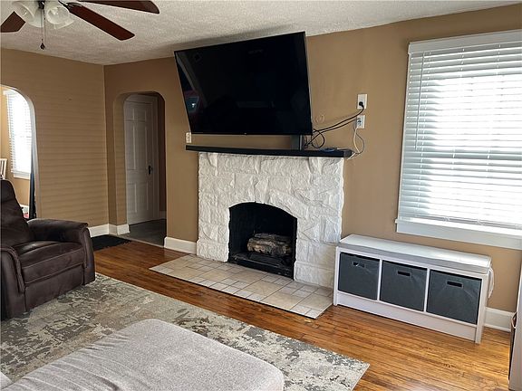 5th image of 241 Winona Ave