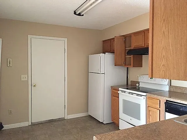 1646 Latham Ct — Photo 7