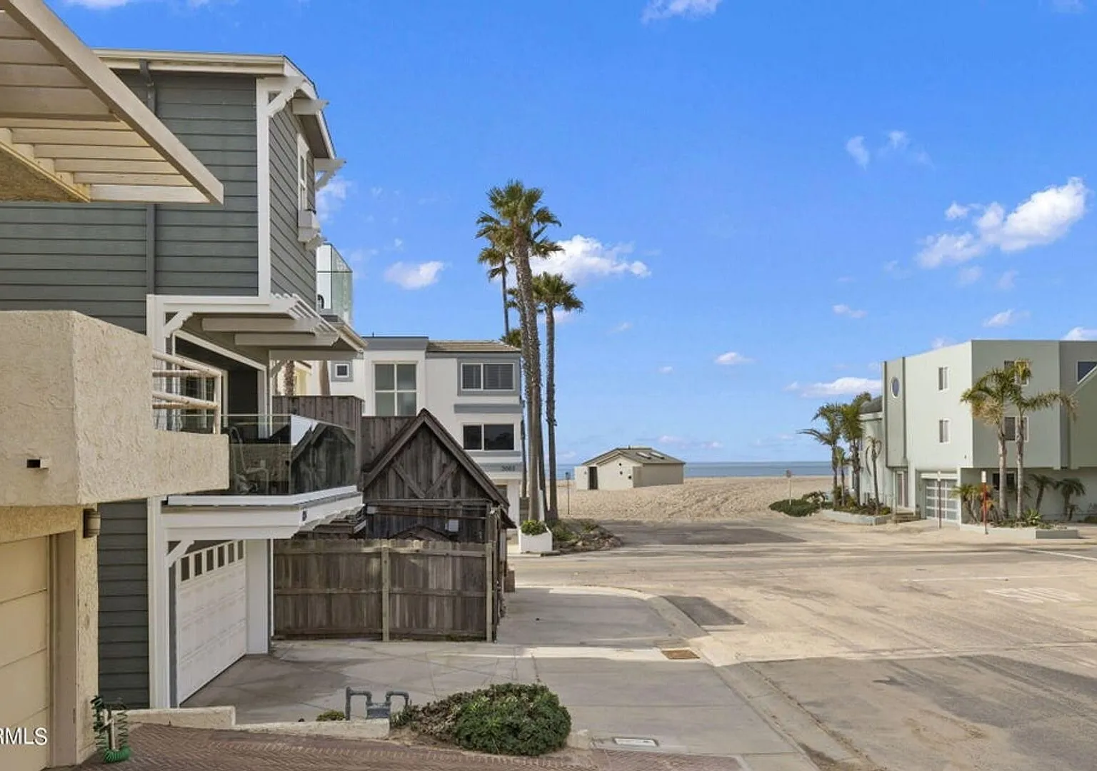 3-Bedroom + 3.5 Bathroom Extravagant Home | Hollywood Beach | Oxnard | Fully Furnished — Photo 4