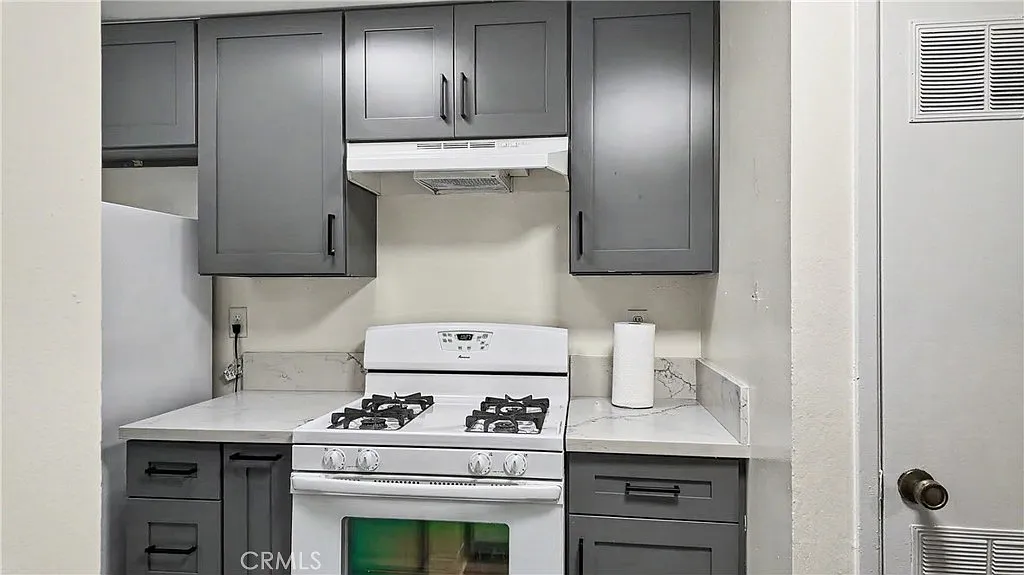 2 bed, 1.5 bath, 1046 sqft, $3,800 — Photo 3