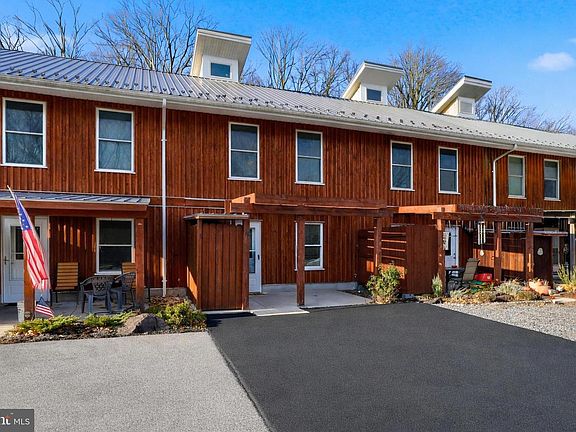 3rd image of 79 Petersburg Ln