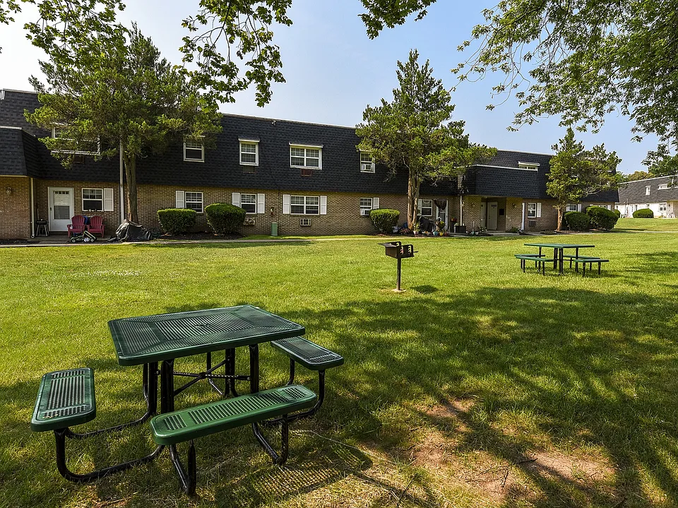 Picnic Tables / Grill
