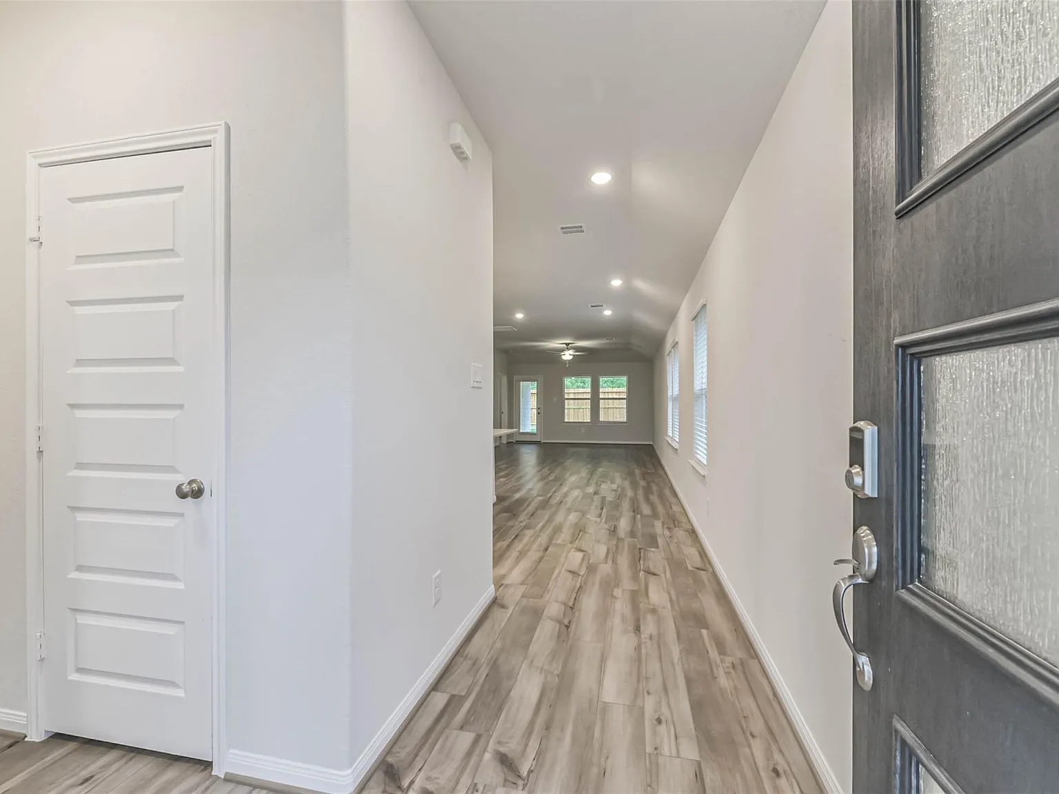 3 bed, 2.0 bath, 1449 sqft, $2,300 — Photo 4