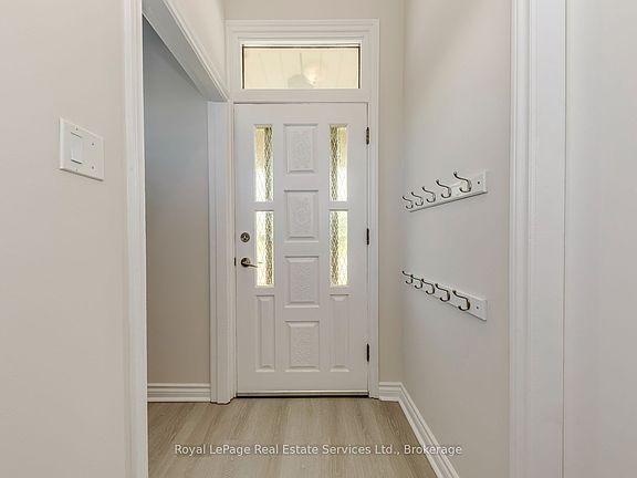 3rd image of 21 Centre St S
