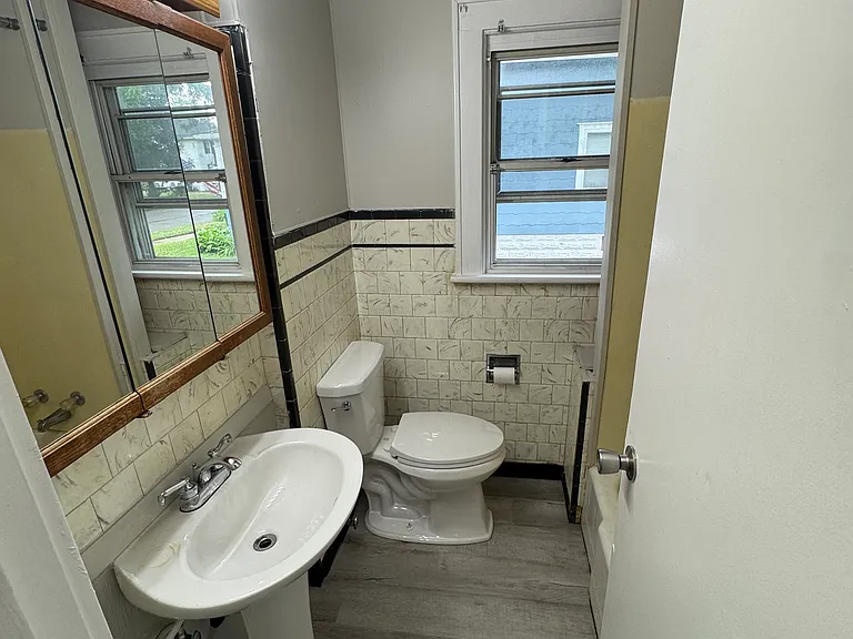 531 Saint Clair Ave — Photo 6