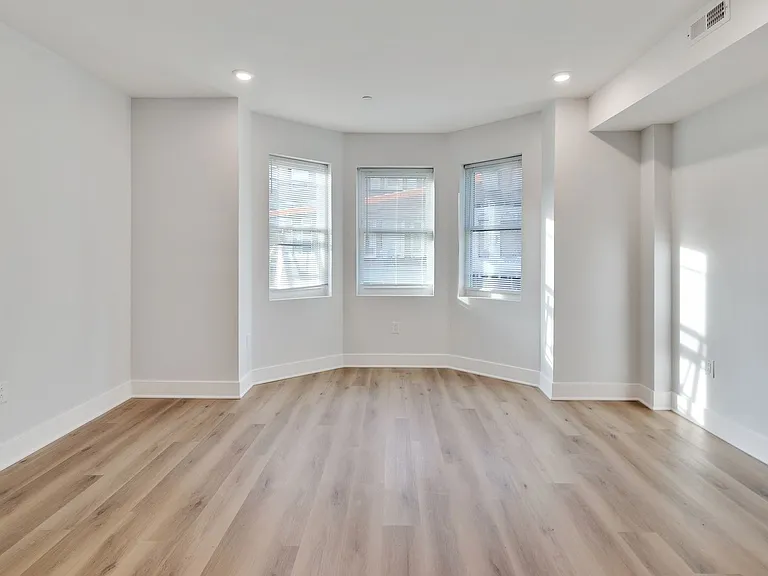 1723 Memorial Ave — Photo 11