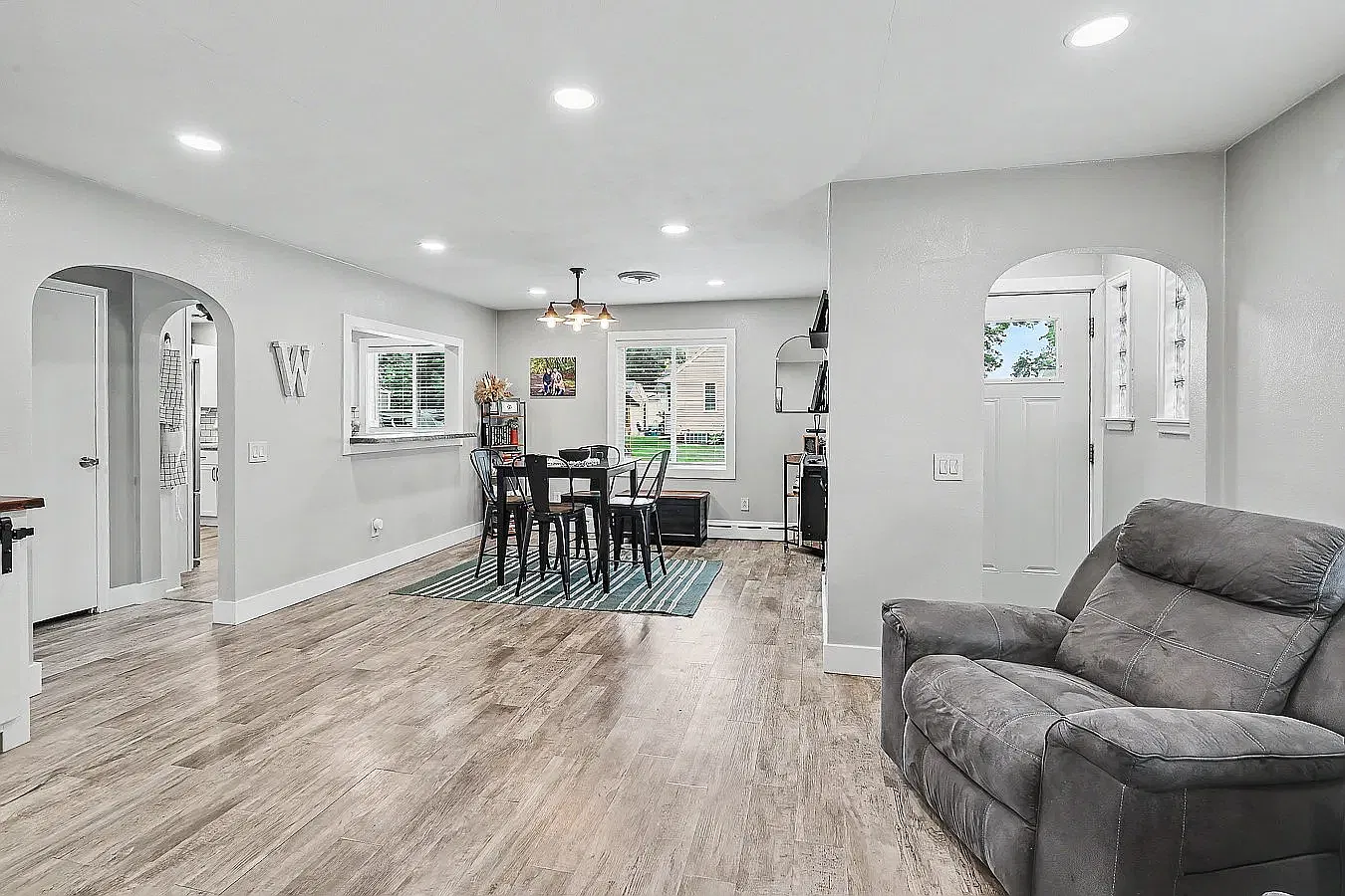 3 bed, 1093 sqft, $1,575 — Photo 3