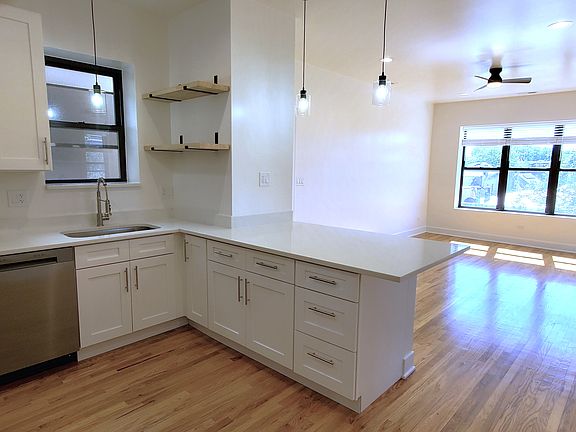 3rd image of 4855-59 N Sawyer Ave #2N