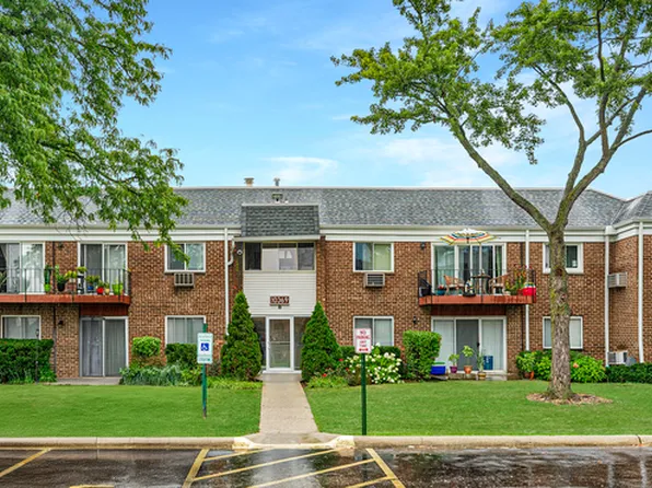 10369 Dearlove Rd APT 2A, Glenview, IL 60025