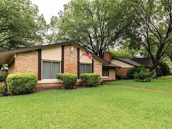 3rd image of 306 Rollingridge Ln