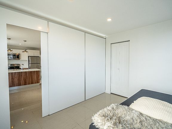 5th image of 924 Marseille Dr APT 31