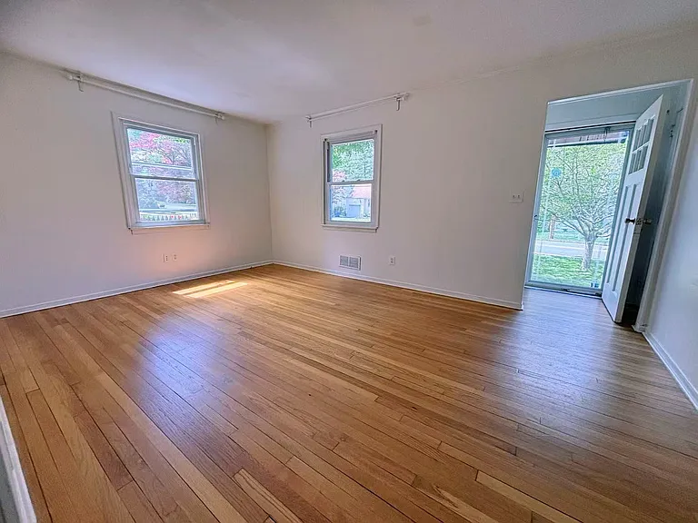 174 N Passaic Ave — Photo 3