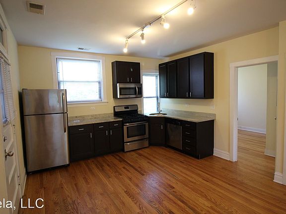 4th image of 3719 N Leavitt St #3
