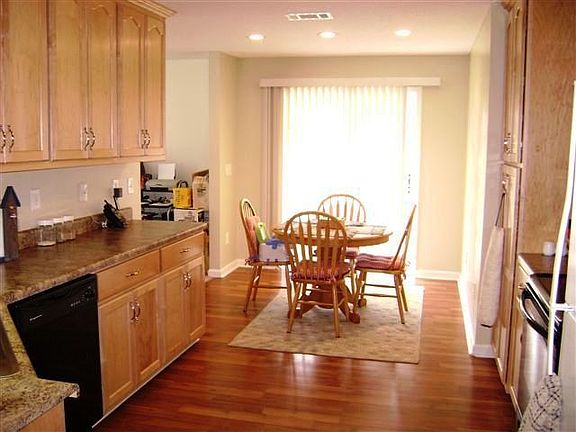 Kitchen & Breakfast Area
