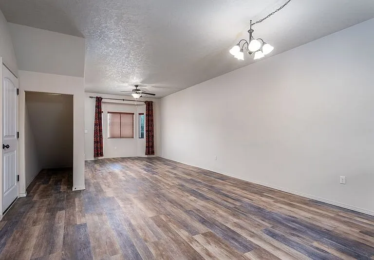 105 S Tweedt Pl — Photo 3