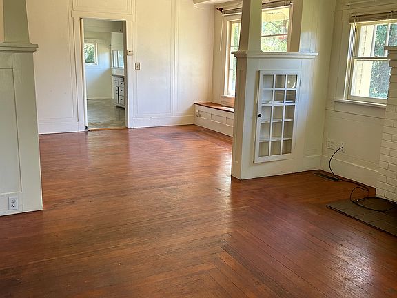 Main large room as you enter the house.