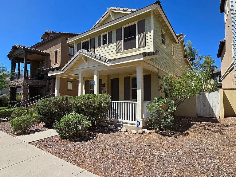 2942 N Evergreen St — Photo 3