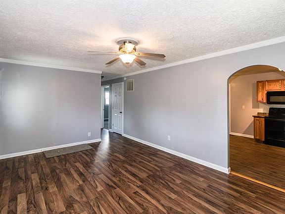 4th image of 20 Greensward Dr