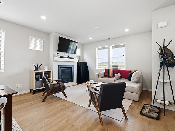 5th image of 875 Legacy St