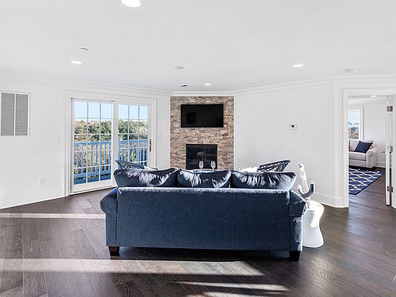 5th image of 11 Village Green Dr
