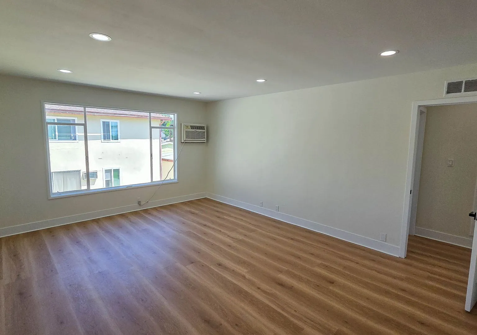j8320 — Photo 2