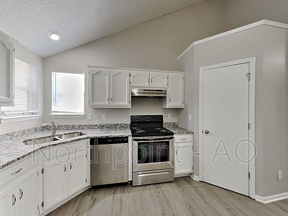 5th image of 1052 NE Queens Ct