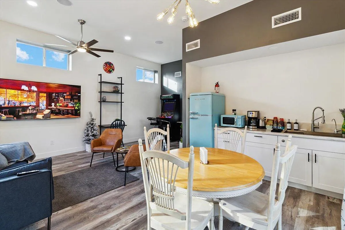 1701 W Mitchell Dr — Photo 3