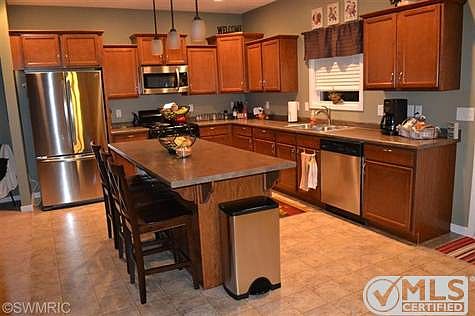great kitchen, 7 ft island with eating area