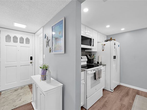4th image of 835 18th St APT 608