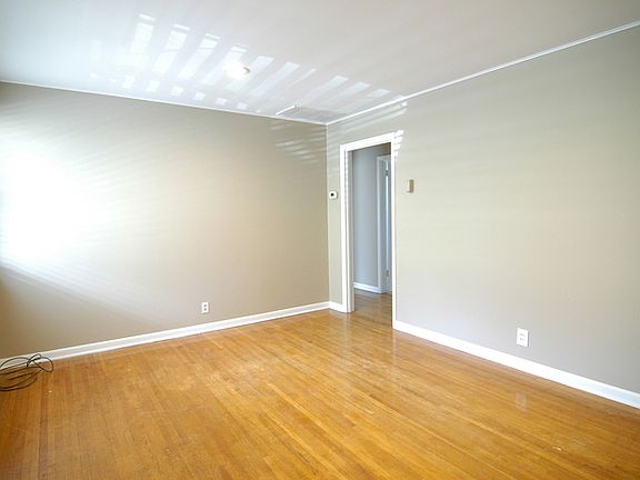 3rd image of 928 Rodney Dr