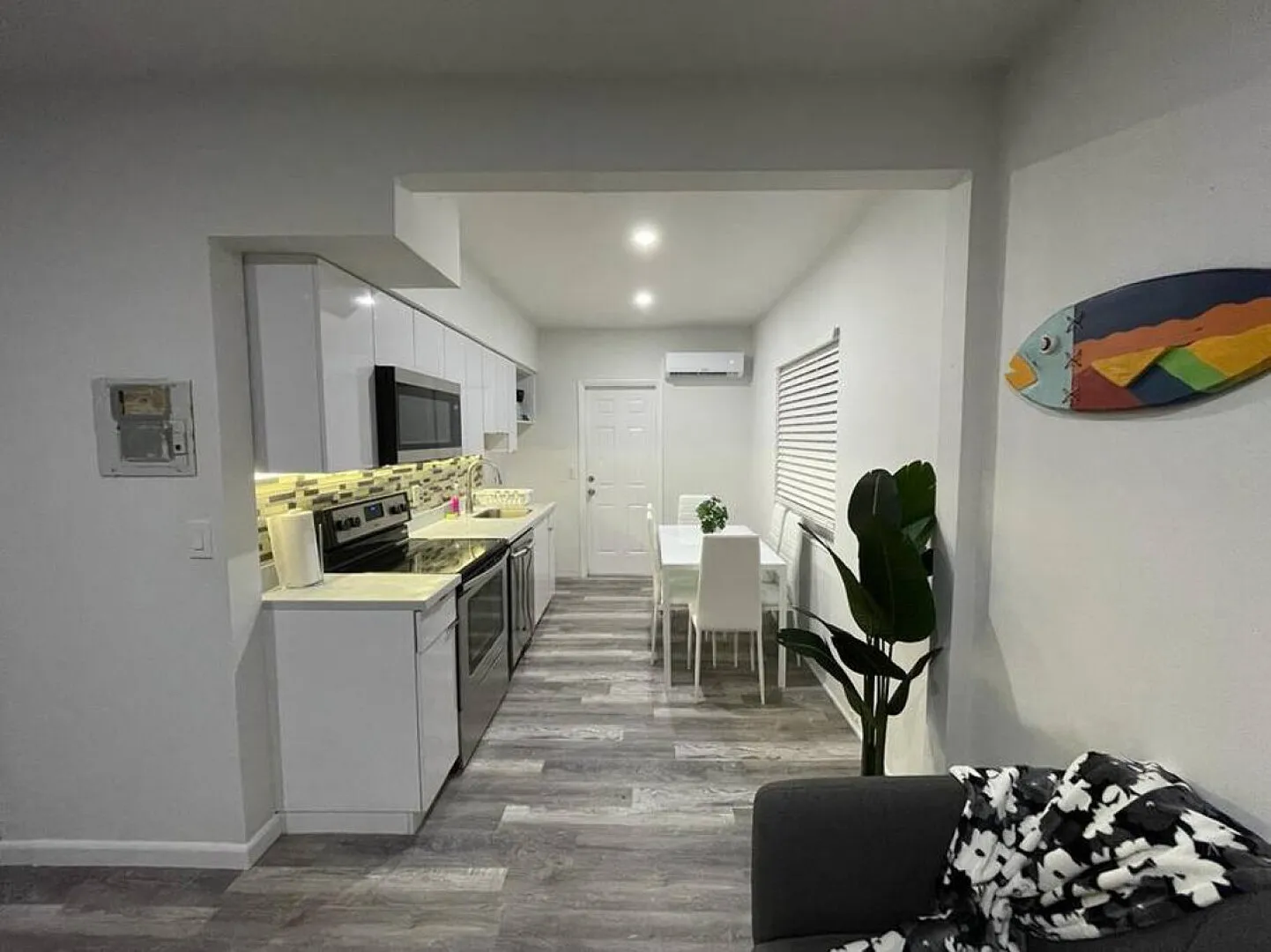 Charming 2 bed/2 bath apt w/patio & parking — Photo 3