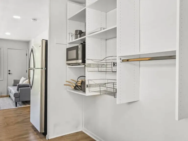 514 E Mifflin St — Photo 4