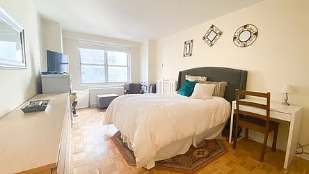 Rented by R New York