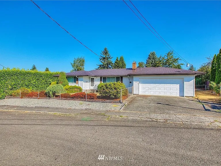 2920 NE 8th Pl — Photo 1