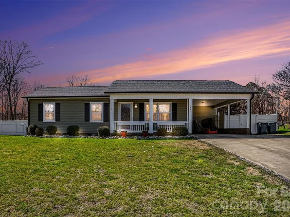 3545 Yorkland Dr, Hickory, NC 28601