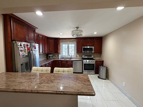 5th image of 231 Sedore Ave Floor 1