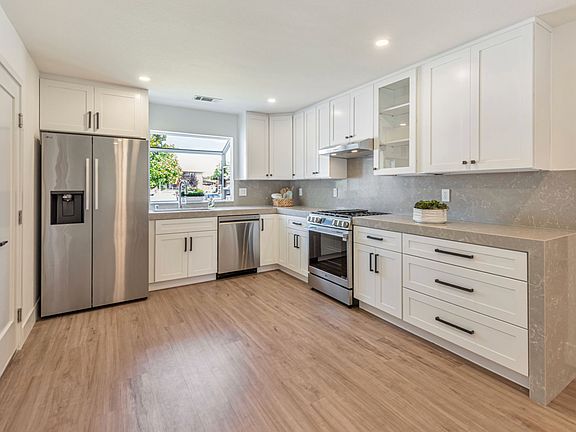 4th image of 39075 Yosemite Way
