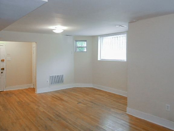 2nd image of 851 W Cornelia Ave #G