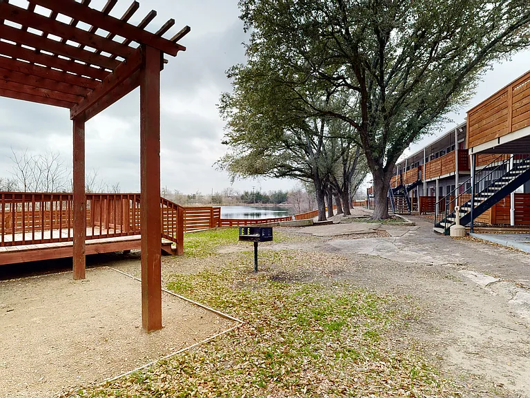 Lake Breeze Apartments — Photo 6