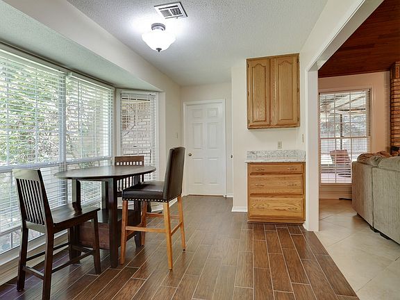 5th image of 300 Laura Dr N