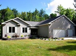 14436 Birch Pointe Dr, Kewadin, MI